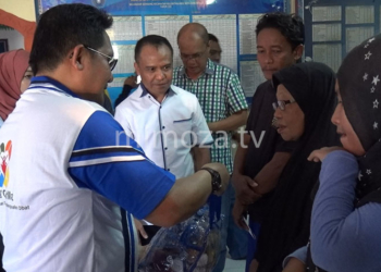 Walikota Marten Taha saat memberikan bantuan kepada warga