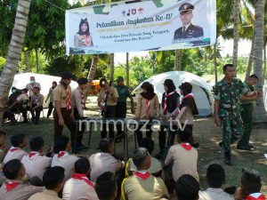 Anggota Kodim 1304 mengajarkan peserta cara bongkar pasang senjata