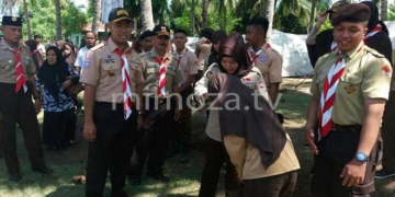 Ida Saidah Habibie & Letkol Inf.Dadang Ismail Marzuki bersama peserta