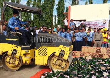 Bupati Darwis Moridu Saat Mengendarai Alat Berat Dalam Pemusnahan Miras (26/5)