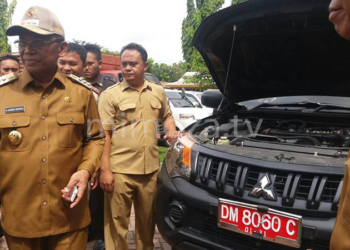 Bupati Darwis Moridu Saat melakukan pengecekan kondisi kendaraan dinas, senin (29/5)