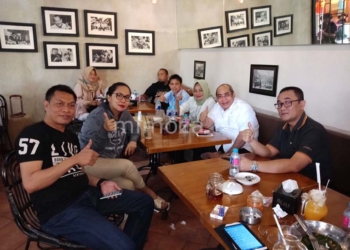 Adhan Dambea bersama Dewi Sartika Hemeto, Ramdan Datau serta keluarga saat makan siang si salah satu mall di Jakarta, Rabu (31/1)