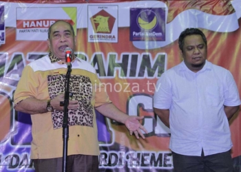Adhan Dambea berpidato saat pertama kali bertemu masyarakat setelah menjalani pemulihan, bersama Hardi Hemeto (kanan), Sabtu (3/2)