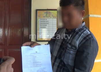 Ayah Korban, S-P menunjukan surat laporannya, Selasa (6/2/)