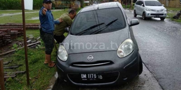 M-Y bersama mobil yang digunakan saat ditangkap BNNK, Kamis (22/2)