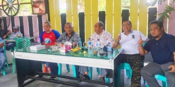 Gubernur Rusli Habibie saat bersantai bersama Plt wali kota Charles Budi Doku (kiri), Adhan Dambea, Ishak Liputo, dan Hardi Hemeto, di Warkop Mekar, Minggu (4/3)