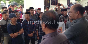 2 Komisoner KPU Kota saat menerima massa aksi unjuk rasa damai, Senin (12/3)