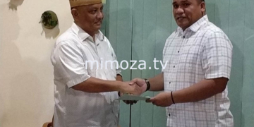 Rusli Habibie menyerahkan sertifikat tanahnya kepada Ketua Panitia Pembangunan Masjid, Eduart Wolok, Minggu (18/3)