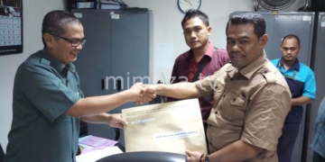 Ketua KPU Kota Gorontalo La Aba, saat menerima salinan Amar Putusan MA, Selasa (20/3), di Jakarta