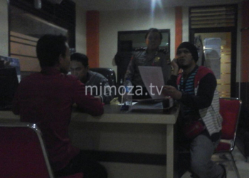 Ketua Umum Badko Himpunan Mahasiswa Islam (HMI) Sulawesi Utara-Gorontalo, Usman Anapia, saat melapor di SPKT Polres Gorontalo Kota, Senin (16/4) malam