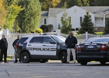 Polisi melakukan penjagaan di rumah mantan Menlu AS Hillary Clinton dan Presiden Bill Clinton di Chappaqua, negara bagian New York, Rabu (24/10). Foto: VOA/AP