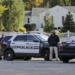 Polisi melakukan penjagaan di rumah mantan Menlu AS Hillary Clinton dan Presiden Bill Clinton di Chappaqua, negara bagian New York, Rabu (24/10). Foto: VOA/AP