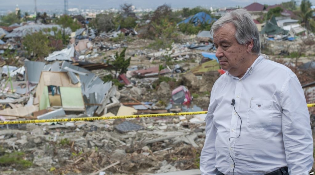 Sekjen PBB Antonio Guterres terdiam beberapa kali saat meninjau daerah terparah terdampak gempa bumi di Balaroa, Palu, Sulawesi Tengah, 12 Oktober 2018..(Foto: AP/VOA)