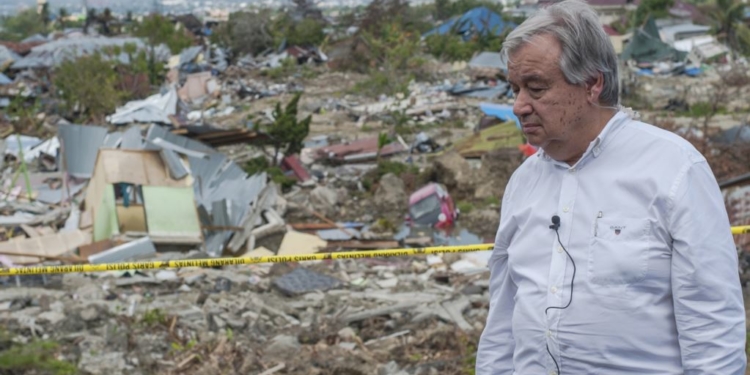 Sekjen PBB Antonio Guterres terdiam beberapa kali saat meninjau daerah terparah terdampak gempa bumi di Balaroa, Palu, Sulawesi Tengah, 12 Oktober 2018..(Foto: AP/VOA)