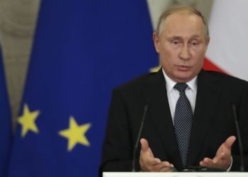 Presiden Rusia Vladimir Putin berbicara dalam konferensi pers bersama Perdana Menteri Italia Giuseppe Conte (tak tampak di gambar) di Kremlin, Moskow, 24 Oktober 2018. Foto: VOA/AP