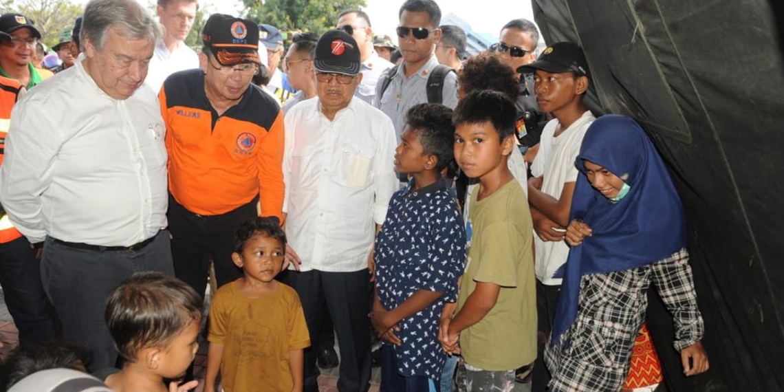 Wakil Presiden Jusuf Kalla (JK) mendampingi Sekjen PBB Antonius Geutters meninjau kondisi Kota Palu, Sulawesi Tengah.(Foto: Liputan6.com/Tim Media Wapres