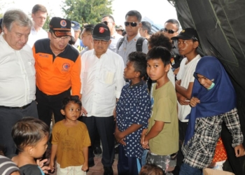 Wakil Presiden Jusuf Kalla (JK) mendampingi Sekjen PBB Antonius Geutters meninjau kondisi Kota Palu, Sulawesi Tengah.(Foto: Liputan6.com/Tim Media Wapres