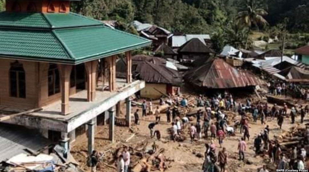 Banjir bandang di Mandailing Natal, Sumatera Utara, (12/10), menewaskan 17 orang, termasuk 12 siswa sekolah. (Foto: dok).