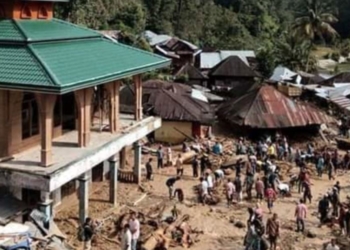 Banjir bandang di Mandailing Natal, Sumatera Utara, (12/10), menewaskan 17 orang, termasuk 12 siswa sekolah. (Foto: dok).