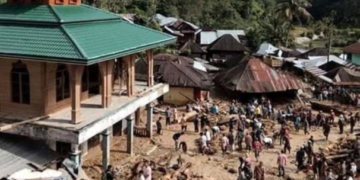 Banjir bandang di Mandailing Natal, Sumatera Utara, (12/10), menewaskan 17 orang, termasuk 12 siswa sekolah. (Foto: dok).