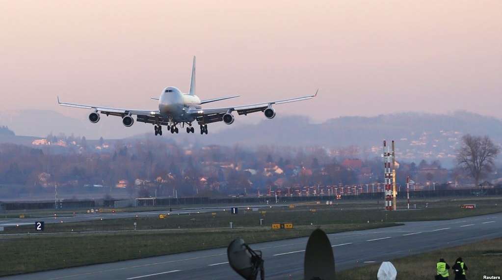 Pesawat kargo Boeing 747 melakukan pendaratan di Payerne, Swiss, 5 January 2015. (Foto: dokumentasi Reuters)