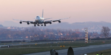 Pesawat kargo Boeing 747 melakukan pendaratan di Payerne, Swiss, 5 January 2015. (Foto: dokumentasi Reuters)