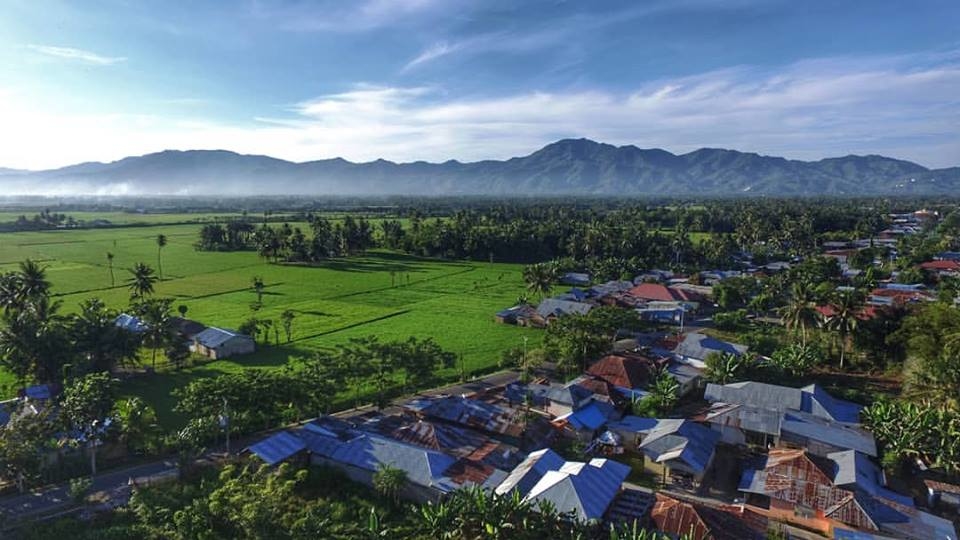 Foto dari udara, suasana sore hari di Kecamatan Tilongkabila.(Foto: Ronny Buol/zonautara.com)