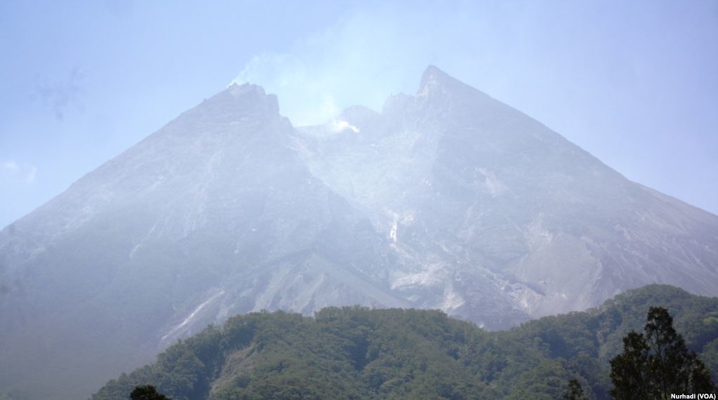 Bukaan di sisi tenggara puncak Merapi memungkinkan material meluncur meski kubah belum penuh. (Foto:VOA/Nurhadi)