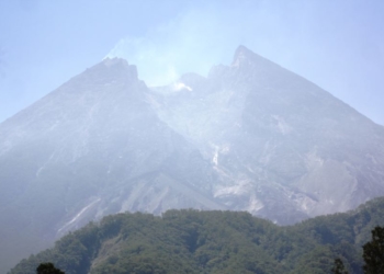 Bukaan di sisi tenggara puncak Merapi memungkinkan material meluncur meski kubah belum penuh. (Foto:VOA/Nurhadi)