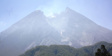 Bukaan di sisi tenggara puncak Merapi memungkinkan material meluncur meski kubah belum penuh. (Foto:VOA/Nurhadi)