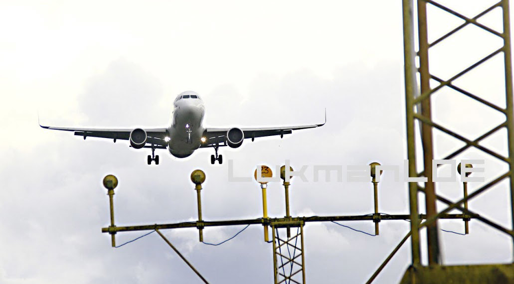 Foto salah satu pesawat yang akan mendarat,(Foto: Lukman Polimengo)
