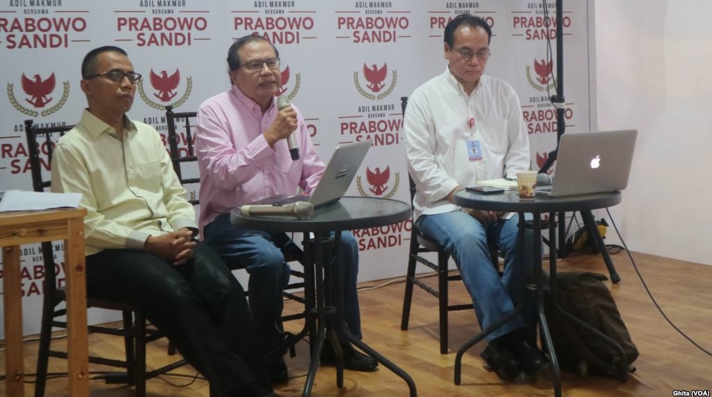 (Ki-ka) Ekonom dan Anggota PAN Dajad Wibowo, Ekonom Senior Rizal Ramli, Direktur Hubungan Internasional Prabowo-Sandi Irawan Ronodipuro di Media Center Prabowo-Sandi, di Jalan Sriwijaya, Kebayoran Baru, Jakarta Selatan, Jumat (9/11). (Foto: VOA/Ghita)