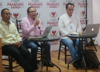 (Ki-ka) Ekonom dan Anggota PAN Dajad Wibowo, Ekonom Senior Rizal Ramli, Direktur Hubungan Internasional Prabowo-Sandi Irawan Ronodipuro di Media Center Prabowo-Sandi, di Jalan Sriwijaya, Kebayoran Baru, Jakarta Selatan, Jumat (9/11). (Foto: VOA/Ghita)