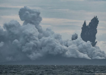 Gunung Berapi Anak Krakatau mengepulkan abu panas dalam letusan seperti terlihat dari Kapal Patroli TNI AL, KRI Torani 860, di Selat Sunda, Banten, Indonesia, 28 Desember 2018 (foto: Antara Foto/Muhammad Adimaja via Reuters)