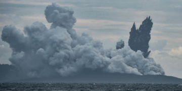 Gunung Berapi Anak Krakatau mengepulkan abu panas dalam letusan seperti terlihat dari Kapal Patroli TNI AL, KRI Torani 860, di Selat Sunda, Banten, Indonesia, 28 Desember 2018 (foto: Antara Foto/Muhammad Adimaja via Reuters)