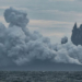 Gunung Berapi Anak Krakatau mengepulkan abu panas dalam letusan seperti terlihat dari Kapal Patroli TNI AL, KRI Torani 860, di Selat Sunda, Banten, Indonesia, 28 Desember 2018 (foto: Antara Foto/Muhammad Adimaja via Reuters)