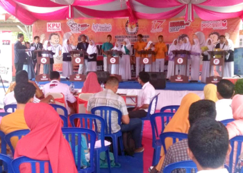 Komisi Pemilihan Umum (KPU)  Provinsi Gorontalo menggelar cerdas cermat tentang Kepemiluan dan demokrasi, yang diikuti oleh siswa SMA utusan dari Kabupaten/Kota se-Gorontalo, di halaman Kantor KPU Provinsi Gorontalo,  Kamis (20/12/2018).