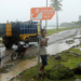 Beberapa pria di tengah hujan di kecamatan Sumur, Provinsi Banten, yang terdampak tsunami, 26 Desember 2018. (Foto: Reuters)