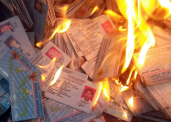 Dukcapil Kota Gorontalo memusnahkan 53.930 keping KTP yang rusak dan invalid. (Foto: lukman Polimengo)