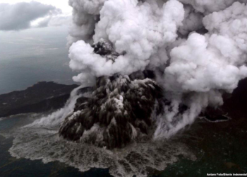 Erupsi gunung Anak Krakatau di Selat Sunda, dilihat dari udara, 23 Desember 2018. (Foto: dok).