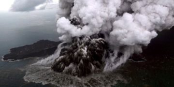 Erupsi gunung Anak Krakatau di Selat Sunda, dilihat dari udara, 23 Desember 2018. (Foto: dok).