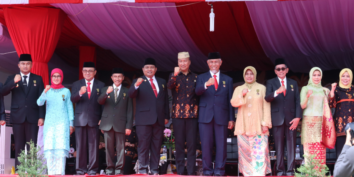 Menteri Sosial RI Agus Gumiwang Kartasasmita (baju batik di tengah), foto bersama penerimma penghargaan Satya Lencana Kebaktian Sosial kepada 14 kepala daerah dan tokoh masyarakat yang dinilai berjasa di bidang sosial. Ada 8 bupati/wali kota se Indonesia, 3 Kepala Dinas Sosial, 2 Ketua TPP PKK, dan 1 yayasan yang menerima penghargaan tersebut.