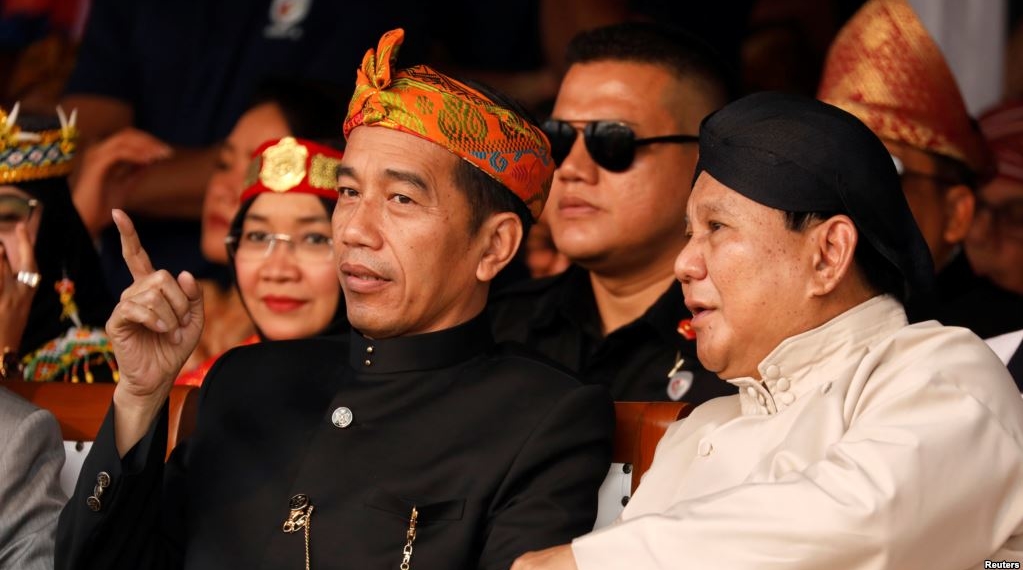 Presiden Joko Widodo dan capres nomor dua, Prabowo Subianto (kanan) saat menghadiri acara Deklarasi Kampanye Damai di Jakarta, 23 September 2018. (Foto: Reuters)