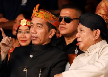 Presiden Joko Widodo dan capres nomor dua, Prabowo Subianto (kanan) saat menghadiri acara Deklarasi Kampanye Damai di Jakarta, 23 September 2018. (Foto: Reuters)
