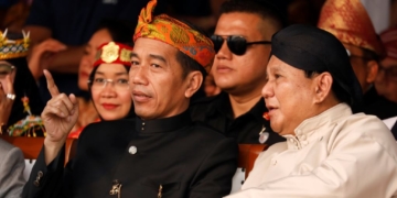 Presiden Joko Widodo dan capres nomor dua, Prabowo Subianto (kanan) saat menghadiri acara Deklarasi Kampanye Damai di Jakarta, 23 September 2018. (Foto: Reuters)