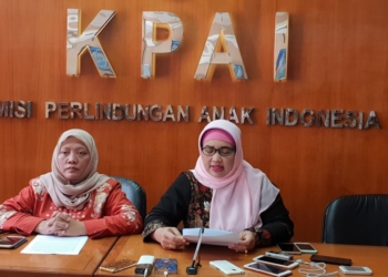 Komisioner KPAI Bidang Pendidikan Retno Listyarty (kanan) dalam konferensi pers Catahu Trend Pelanggaran Hak Anak di Bidang Pendidikan, di Kantor KPAI, Jakarta, Kamis, 27 Desember 2018. (Foto: VOA/Ghita)