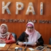 Komisioner KPAI Bidang Pendidikan Retno Listyarty (kanan) dalam konferensi pers Catahu Trend Pelanggaran Hak Anak di Bidang Pendidikan, di Kantor KPAI, Jakarta, Kamis, 27 Desember 2018. (Foto: VOA/Ghita)