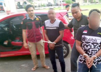 Pelaku penipuan dengan modus melipatgandakan uang saat digiring ke Mapolres Bonebolango, Selasa (18/12/2018).