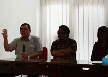 (Ki-Ka) Koordinator Advokasi BPJS Watch Timboel Siregar, Ade Armando, Korban RA, dalam konferensi pers, di Jakarta, Jumat, 28 Desember 2018. (Foto: VOA/Ghita)