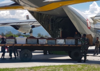 Anggota militer Indonesia menaikkan peti mati ke pesawat pengangkut di Wamena, provinsi Papua, 6 Desember 2018 (foto: Staf STEEL/AFP)